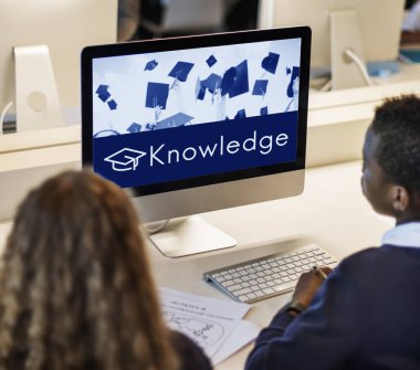 erkek ve kız monitör ekranına bakarak 