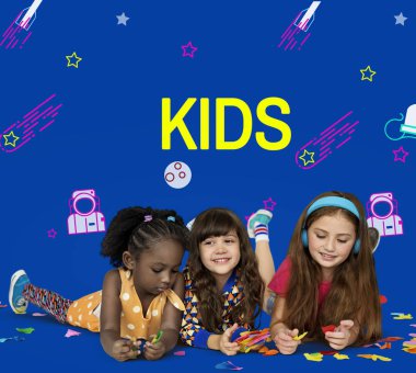 Küçük kızlar yerde yatarken 