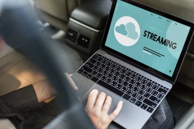 Takside laptop kullanan iş kişi