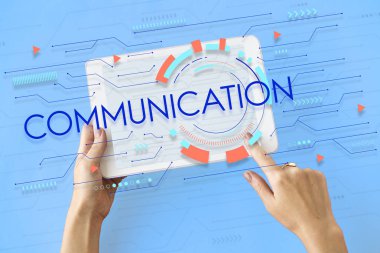 kişi holding dijital tablet