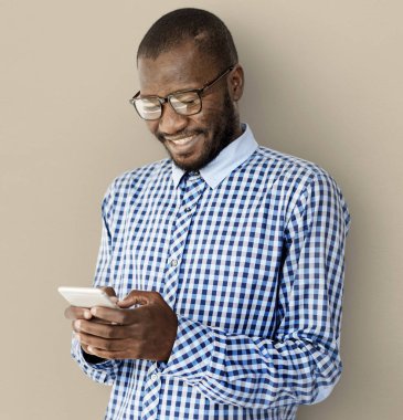 Akıllı telefon kullanan adam