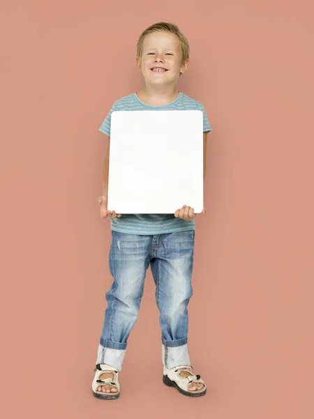 Αγόρι εκμετάλλευση κενό πίνακα — Φωτογραφία Αρχείου