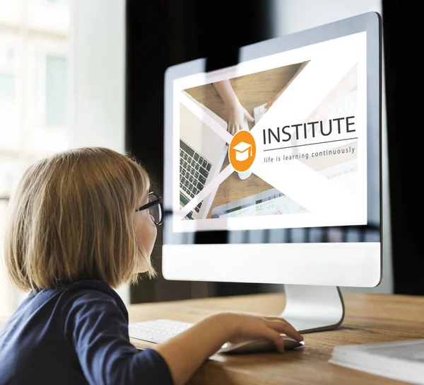 Little girl using computer — Stock Photo, Image