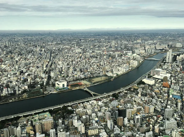 Grande ville avec bâtiments et rivière — Photo