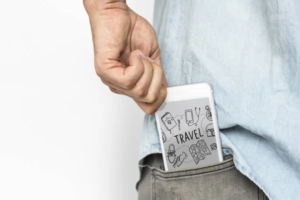 Ember vesz ki a zsebéből a smartphone — Stock Fotó
