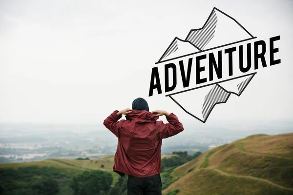 Homme debout sur les collines de montagne — Photo