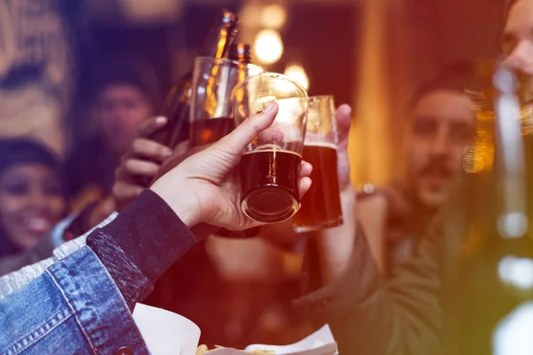 Przyjaciele pić piwo — Zdjęcie stockowe