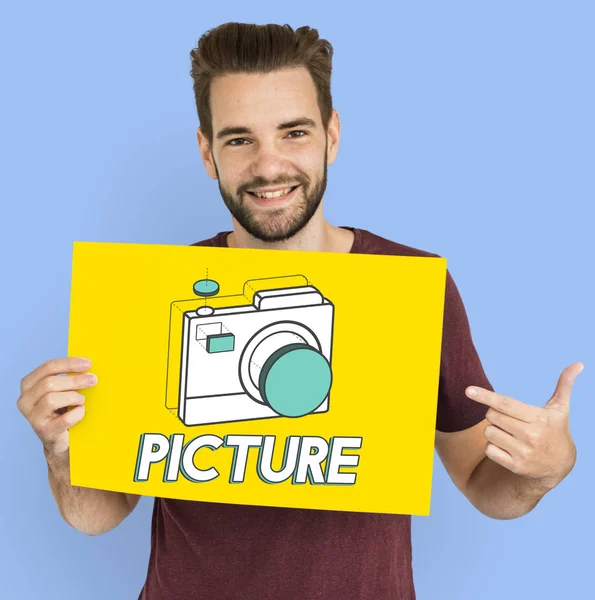 Mann mit Bart hält Plakat hoch — Stockfoto