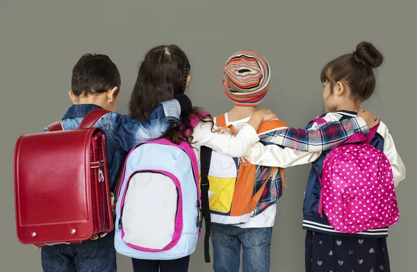 Crianças da escola com mochilas — Fotografia de Stock