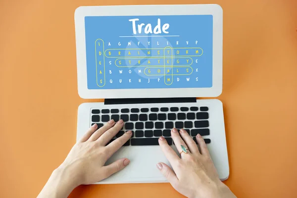 Mujer escribiendo en el teclado del ordenador portátil — Foto de Stock