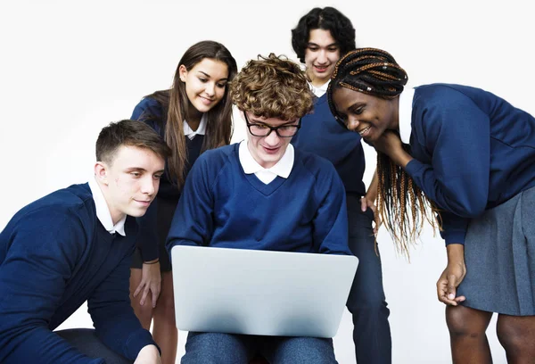 Estudantes trabalhando em laptop — Fotografia de Stock