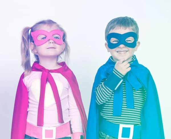 Małe dzieci w maskach superbohatera — Zdjęcie stockowe