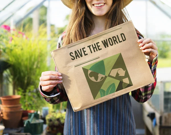 Mujer sosteniendo pancarta de papel en invernadero — Foto de Stock