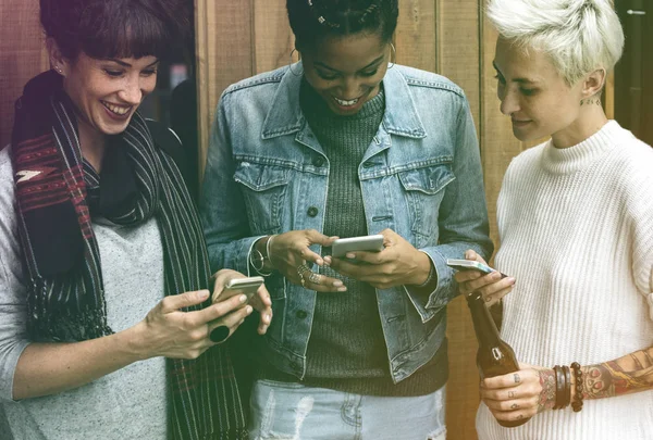 Grupo de namoradas conectadas por telefones — Fotografia de Stock