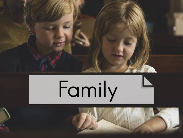 Niños leyendo la Biblia — Foto de Stock