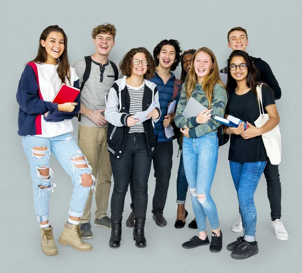 Studenter leende tillsammans — Stockfoto