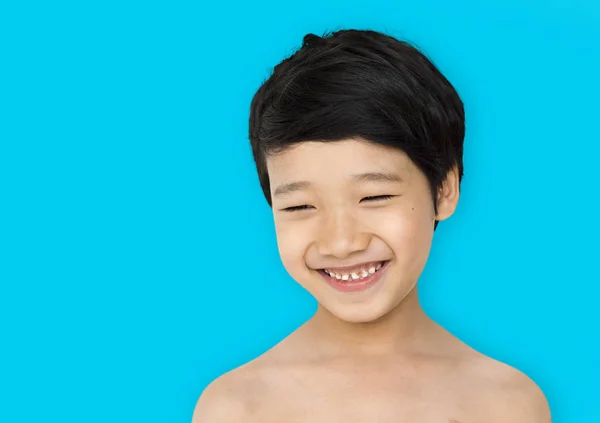 裸の胸が笑顔のアジアの少年 — ストック写真
