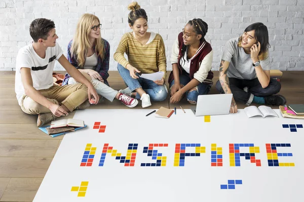 Studenti che lavorano insieme al progetto — Foto Stock