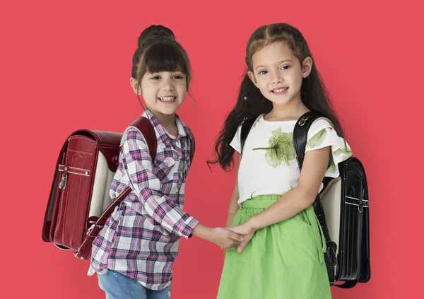 Sırt çantaları ile iki okul kız — Stok fotoğraf