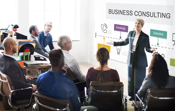 Geschäftsleute bei der Präsentation — Stockfoto