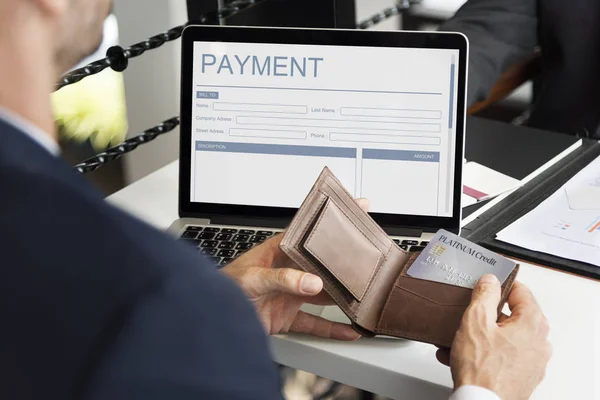 Hombre que sostiene la cartera con tarjeta de crédito — Foto de Stock