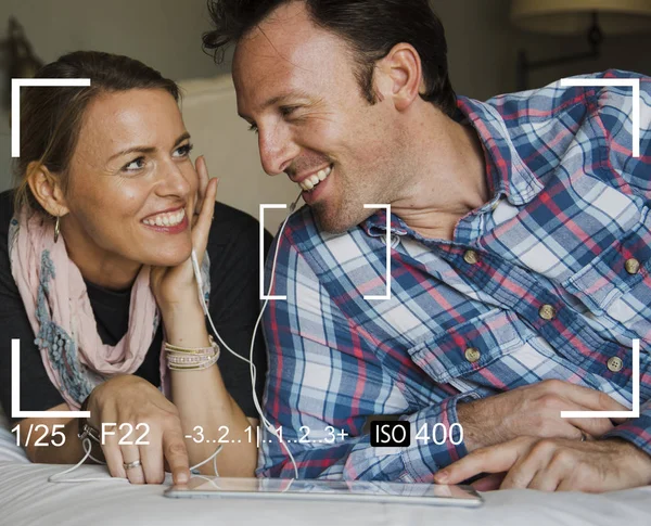 Couple using digital tablet — Stock Photo, Image