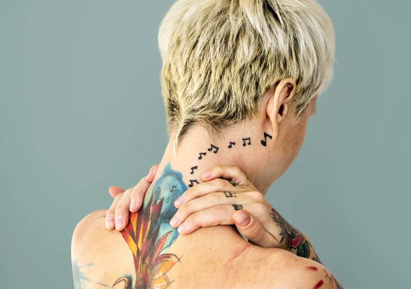 Mulher tatuada com ombros nus — Fotografia de Stock