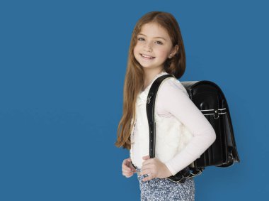 Güzel liseli kız sırt çantası ile