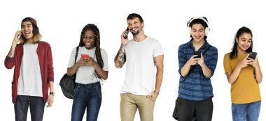 çok ırklı kişi dijital cihazlar kullanarak