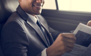 İşadamı okuma gazete arabanın içinden