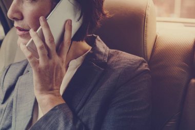 iş kadını smartphone üzerinde konuşuyor