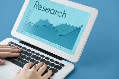 Dizüstü bilgisayarda yazan kadın klavyesi