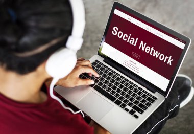 dizüstü bilgisayarda klavyede yazan adam