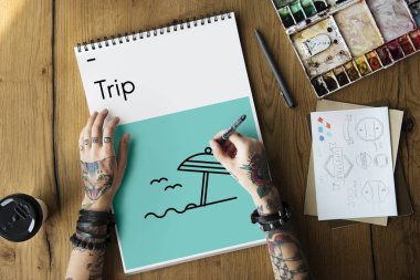 Dövmeli kişi Not Defteri'nde çizim