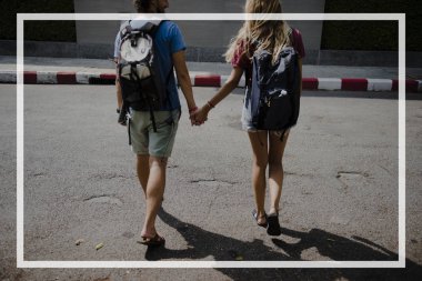 seyahat çift sokakta yürüme