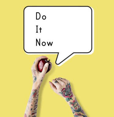 Dövmeli kişi holding elma. 