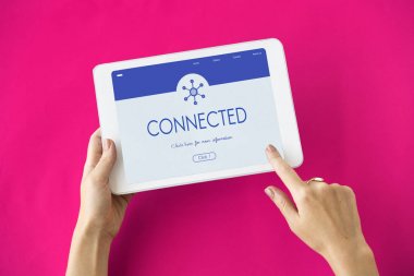 kişi holding dijital tablet