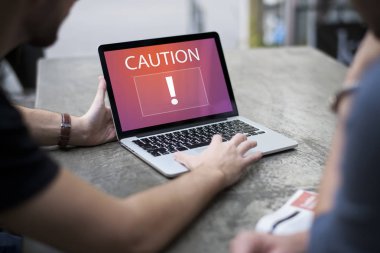 adam gösteren dizüstü bilgisayar monitörü