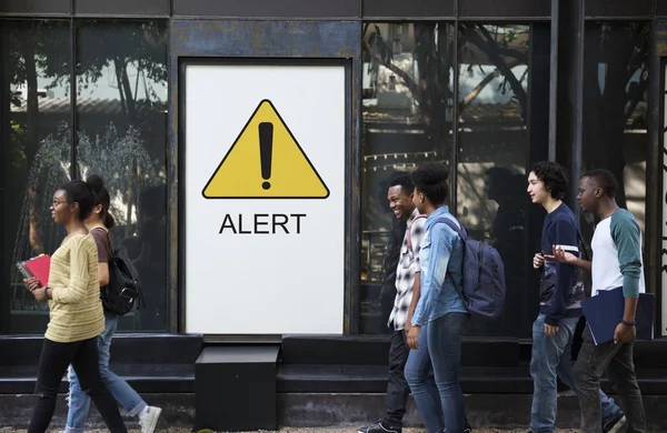 Studenti che camminano vicino al cartello — Foto Stock