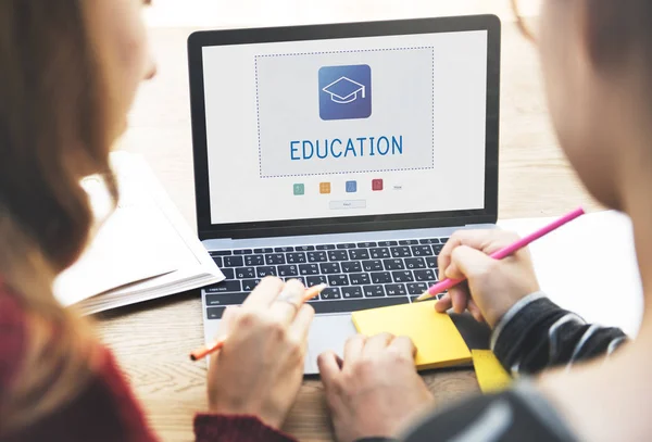 Zwei Mädchen mit Laptop — Stockfoto