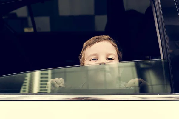 Ragazzo in auto guardando in finestra — Foto Stock