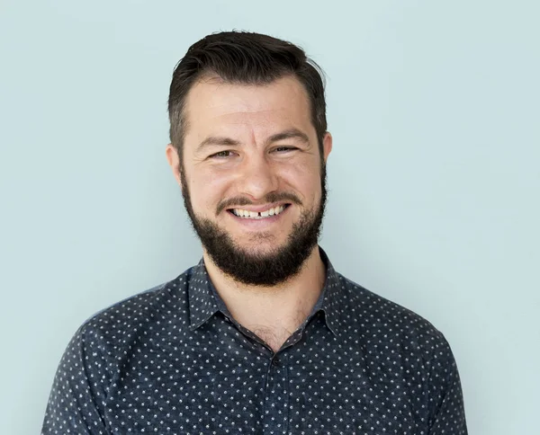 Sakallı adam kameraya bakan