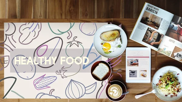 Їжа і планшет на столі в кафе — стокове фото