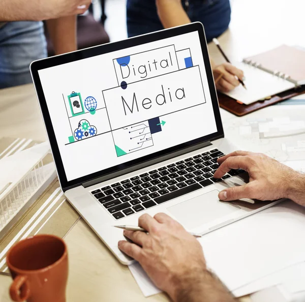 Menschliche Hände mit Laptop — Stockfoto