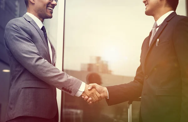 Zakelijke mannen overeenkomst Deal met handen schudden — Stockfoto