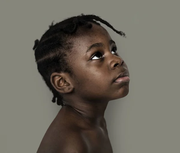 Девочка африканского происхождения смотрит вверх — стоковое фото