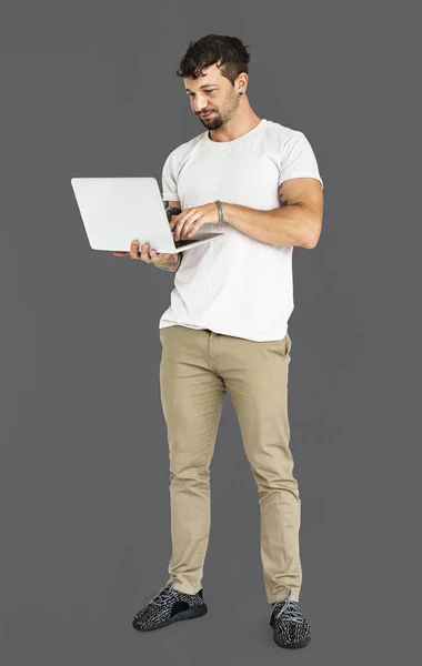 Man standing en het gebruik van laptop — Stockfoto