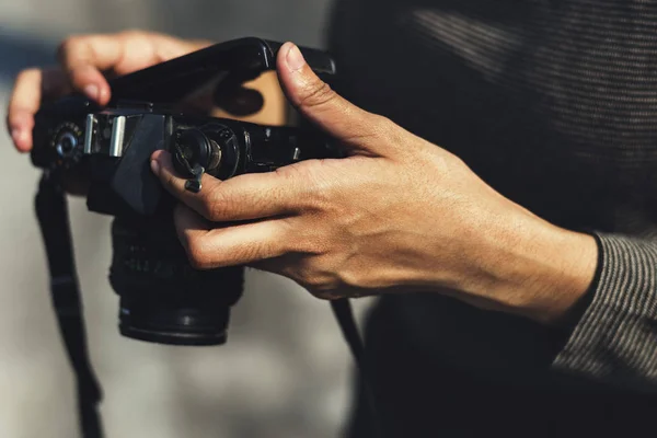 Mujer sosteniendo cámara fotográfica —  Fotos de Stock