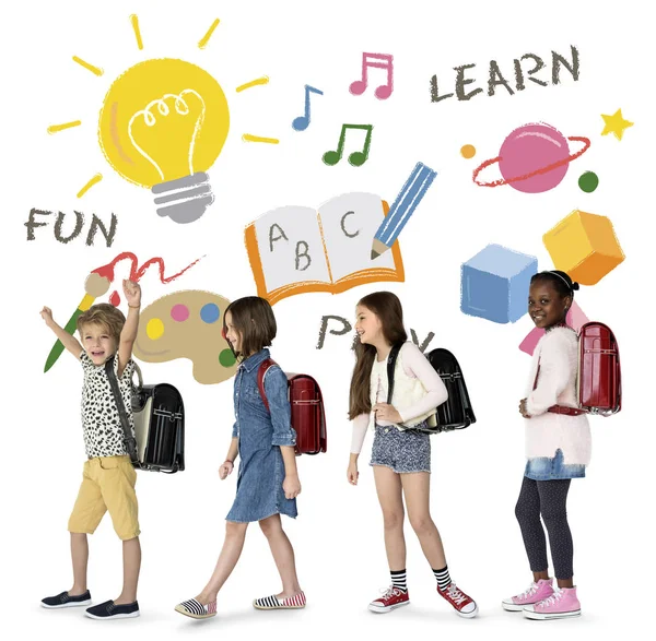 Enfants d'âge préscolaire avec sacs à dos — Photo