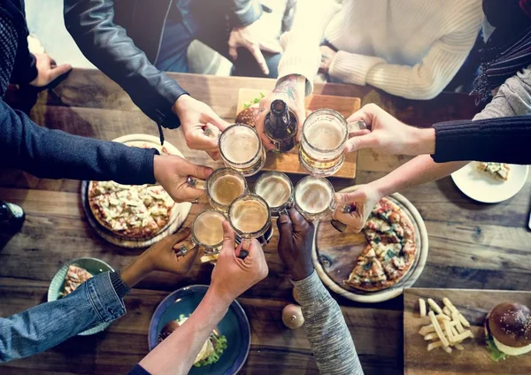 Amigos bebem cerveja artesanal — Fotografia de Stock